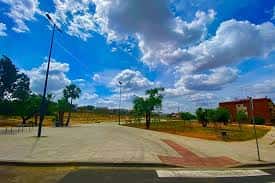 Vista panorámica del parque con cielo azul y nubes