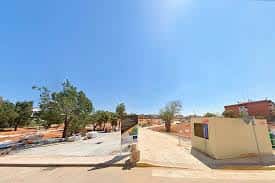 Área de juegos infantiles y zonas verdes del parque