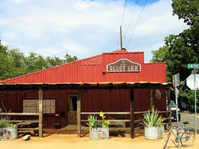 Fachada exterior del Historic Scoot Inn con su distintiva estructura roja y letrero