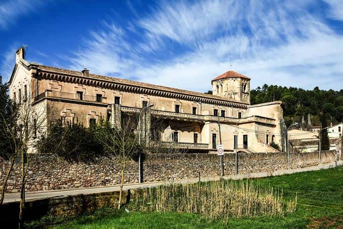 Vista exterior del Monasterio de Sant Daniel con cielo azul y nubes