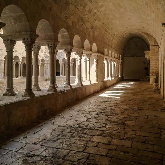 Pasillo del claustro con columnas y luz natural entrando