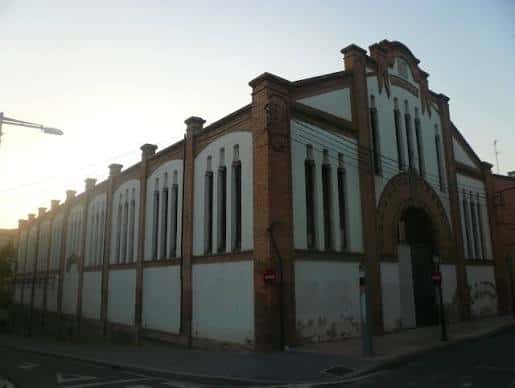 Fachada exterior del edificio del Mercat del Pla en Lleida