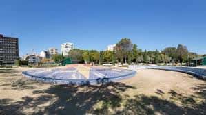 Fuente moderna y zona de arena en el parque