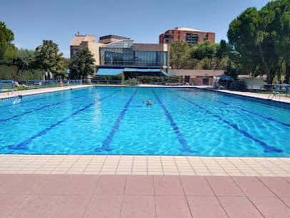 Piscina exterior del complejo Covibar con edificios al fondo