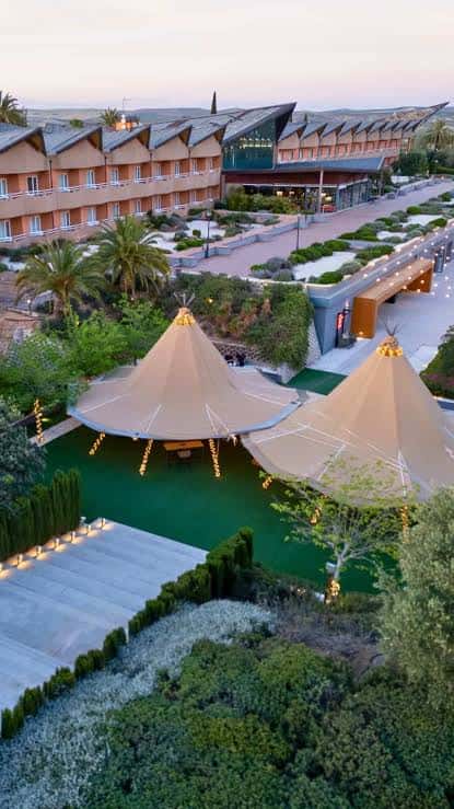 Vista aérea de la zona de eventos con dos grandes carpas y piscina