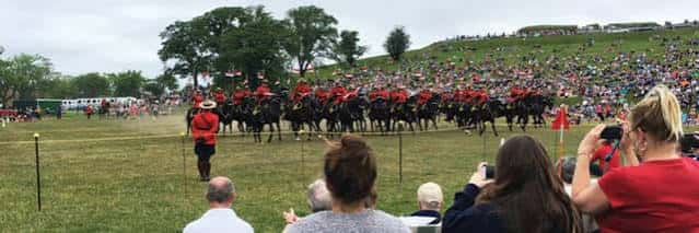 Desfile de la RCMP en Garrison Grounds frente a una gran audiencia