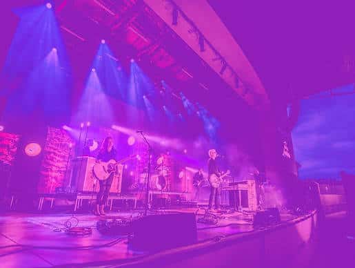 Concierto en vivo en el escenario del Life Austin Amphitheatre con iluminación de colores