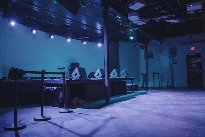 Interior del Empire Control Room & Garage con iluminación azul y escenario vacío