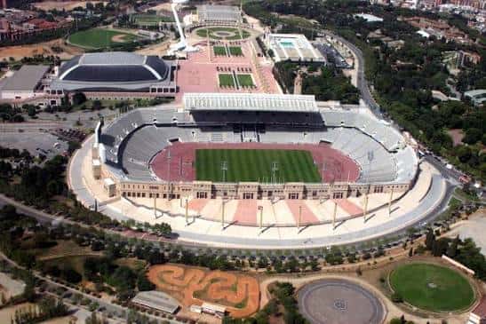 Vista aérea del complejo deportivo mostrando el estadio y sus alrededores en Montjuïc