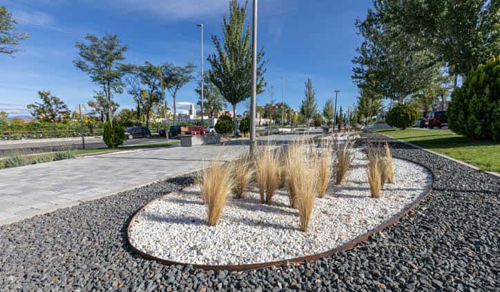 Detalle de jardín ornamental con plantas secas y guijarros blancos
