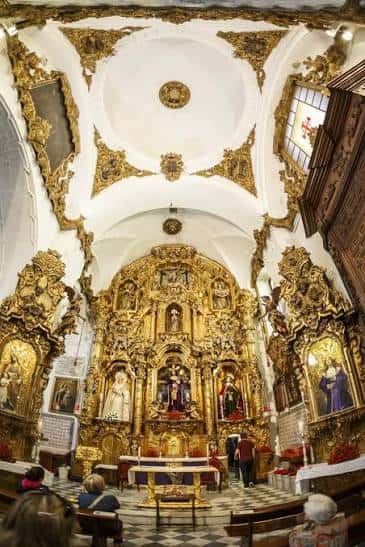 Vista del altar principal con decoración barroca dorada y cúpula decorada