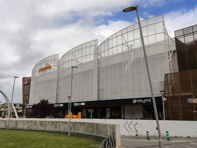 Vista exterior del centro comercial Planetocio en Collado Villalba