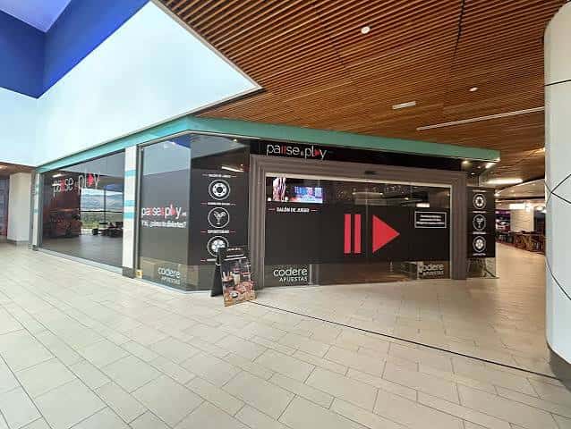 Entrada del Sportsbar Pause&Play dentro del centro comercial