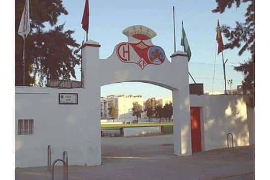 Entrada principal del Campo Municipal de Deportes con el escudo del club