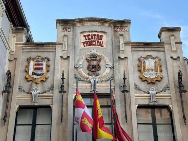Fachada principal del Teatro Principal de Zamora con escudo y banderas