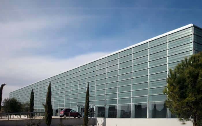 Fachada exterior moderna de la Institución Ferial de Zamora con grandes ventanales de cristal