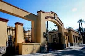 Entrada principal del edificio con arco y letrero 'Matadero Municipal'
