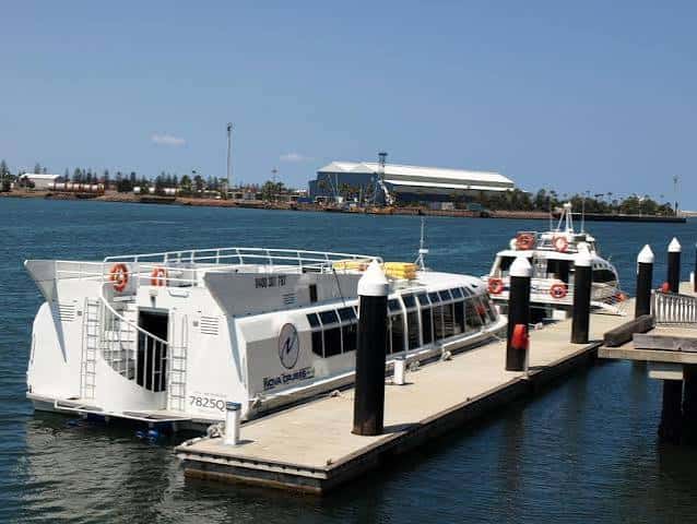 El barco M V 'The Princess' atracado en el muelle con el logo de NOVA Cruises visible