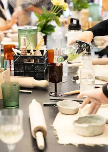 Detalle de una mesa de cerámica con herramientas y materiales