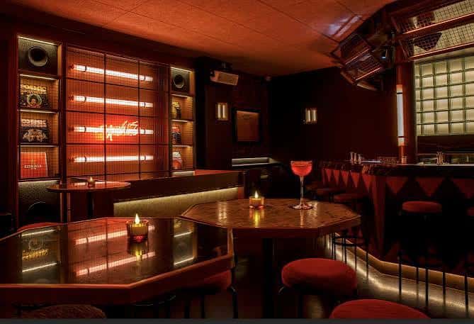 Área de lounge con mesas y ambiente íntimo