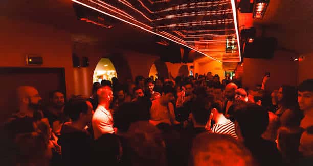 Pista de baile llena de gente durante una fiesta