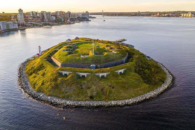 Vista aérea de la fortaleza de Georges Island con el horizonte urbano de Halifax al fondo