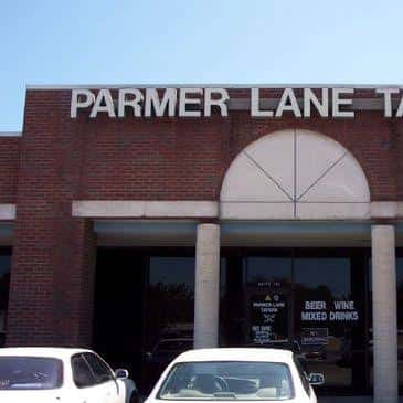Fachada exterior del establecimiento con letrero 'Parmer Lane Tavern'