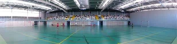 Vista panorámica del interior del pabellón deportivo con gradas y pista de juego