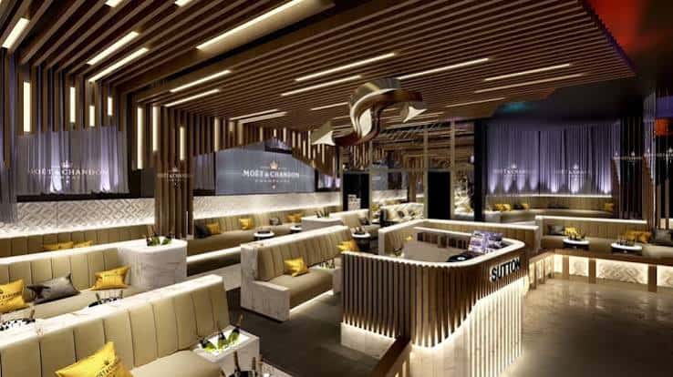 Diseño interior del club Sutton con sofás y barra