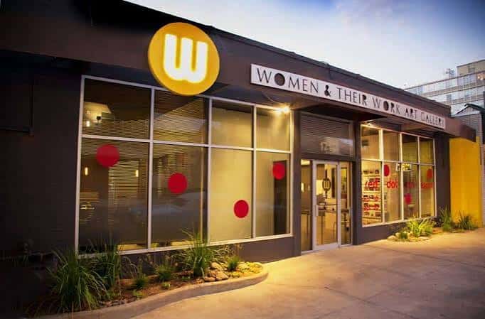 Fachada exterior de la galería Women & Their Work en Austin