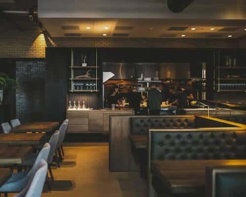 Vista del área de cocina abierta y barra de servicio en Hestia