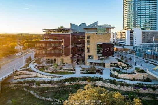 Vista exterior de la biblioteca central de Austin al atardecer