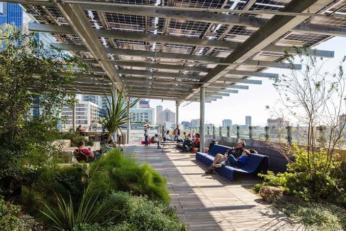 Terraza exterior con pérgola solar y zona de descanso