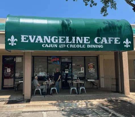 Vista exterior del Evangeline Cafe en Austin con su toldo verde característico