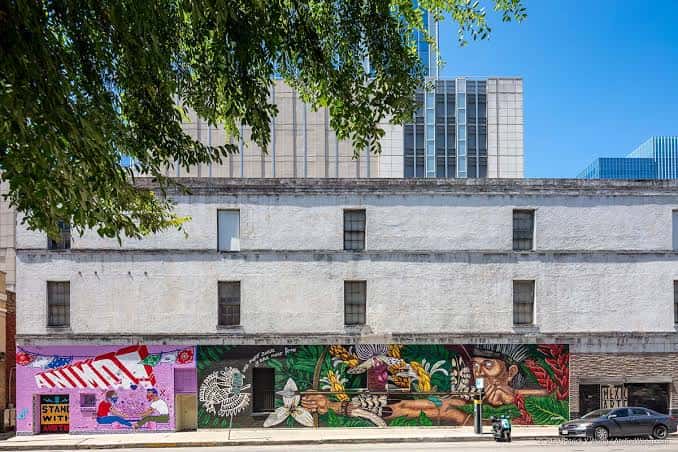 Fachada exterior del museo con murales coloridos en la calle