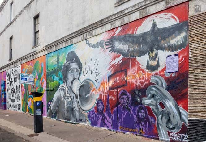 Detalle del mural El Mero Muro con arte callejero vibrante