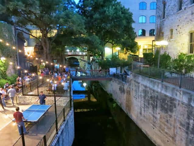 Vista nocturna del patio exterior de Easy Tiger con mesas y ambiente festivo