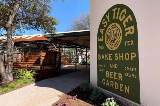Señal exterior de Easy Tiger Bake Shop y Beer Garden