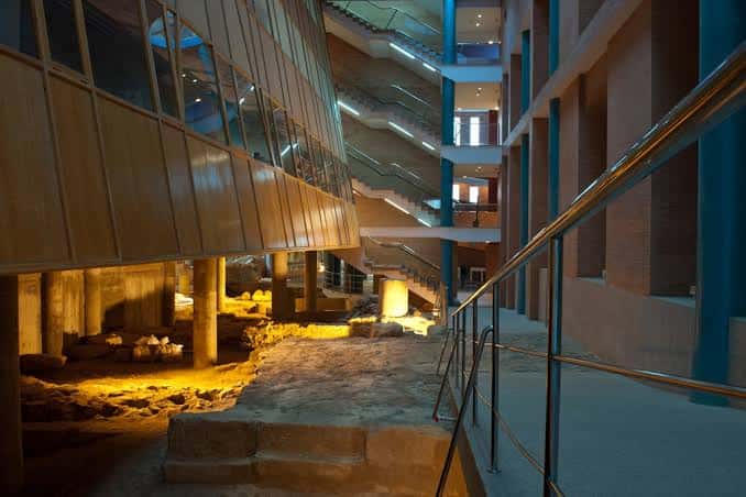 Interior del Centro Cultural Alcazaba mostrando la integración de ruinas arqueológicas con arquitectura moderna