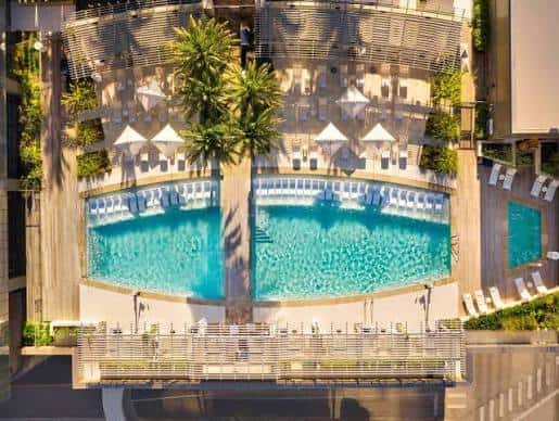 Vista aérea de la piscina y área de descanso del Fairmont Austin