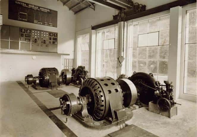Interior histórico de la sala de control con paneles eléctricos y equipos de generación