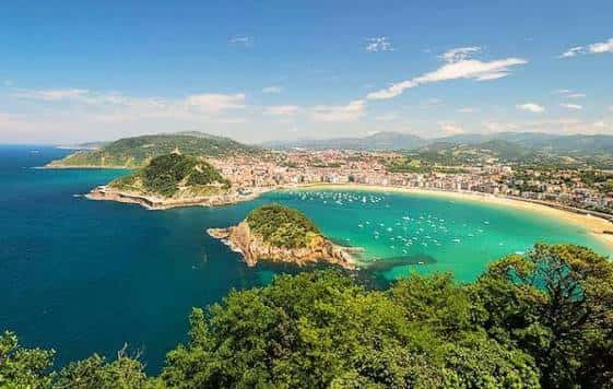 Vista panorámica de la Bahía de la Concha con el mar turquesa y el monte Urgull al fondo