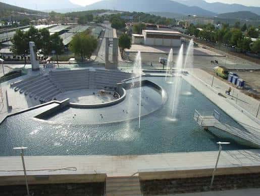 Plaza central del campus con fuente y anfiteatro al aire libre