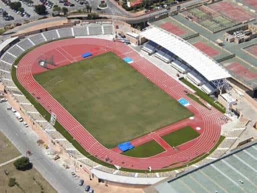 Vista aérea de la Ciudad Deportiva Bahía Sur con pista de atletismo y gradas