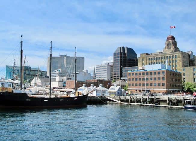 Vista del puerto de Halifax con un barco histórico atracado y edificios urbanos
