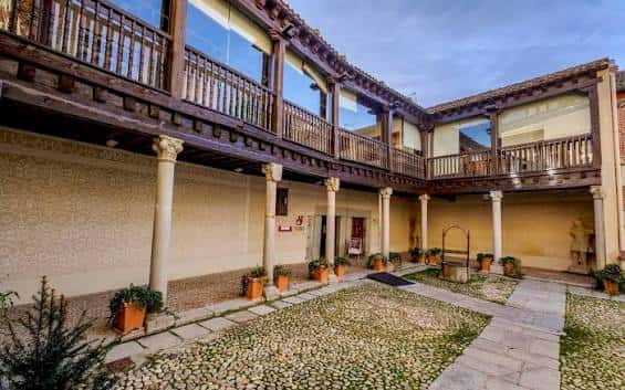Patio interior del Centro Didáctico con columnas y galería de madera