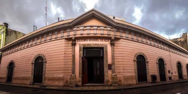 Fachada exterior del Teatro Daniel Ayala Pérez con arquitectura colonial