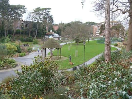 Vista panorámica de los jardines con un kiosco y senderos