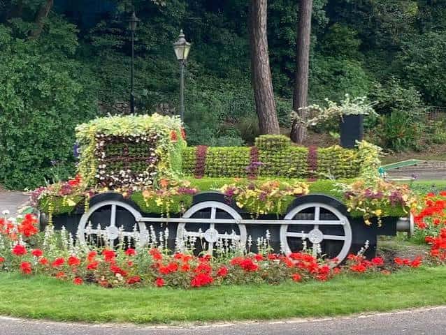 Escultura floral en forma de tren decorada con plantas