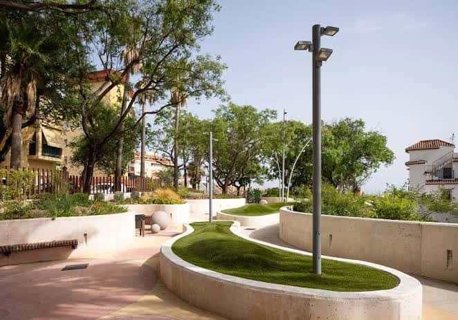 Senderos curvos y zonas ajardinadas con iluminación moderna en el parque